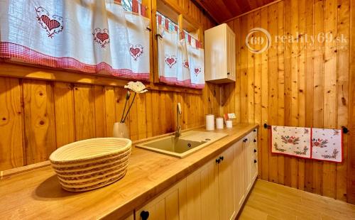 MAĎARSKO - JAZERO RAKACA - 4 IZBOVÁ ZARIADENÁ ZRUBOVÁ POSCHODOVÁ CHATA PRI JAZERE S TERASOU.