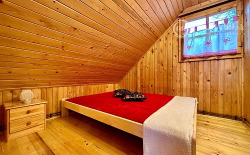 MAĎARSKO - JAZERO RAKACA - 4 IZBOVÁ ZARIADENÁ ZRUBOVÁ POSCHODOVÁ CHATA PRI JAZERE S TERASOU.