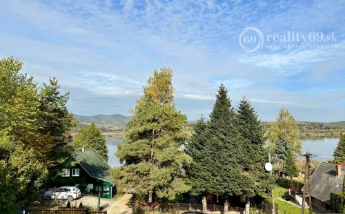 MAĎARSKO - JAZERO RAKACA - 4 IZBOVÁ ZARIADENÁ ZRUBOVÁ POSCHODOVÁ CHATA PRI JAZERE S TERASOU.