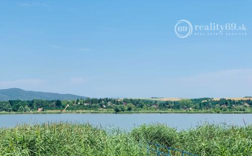 MAĎARSKO - JAZERO RAKACA - 4 IZBOVÁ ZARIADENÁ ZRUBOVÁ POSCHODOVÁ CHATA PRI JAZERE S TERASOU.