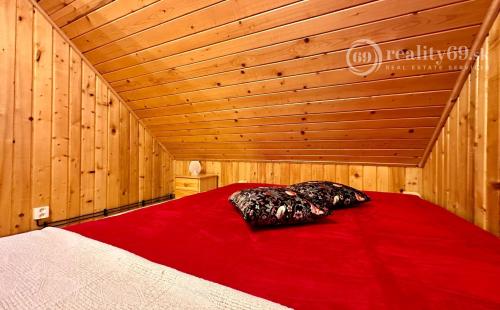 MAĎARSKO - JAZERO RAKACA - 4 IZBOVÁ ZARIADENÁ ZRUBOVÁ POSCHODOVÁ CHATA PRI JAZERE S TERASOU.