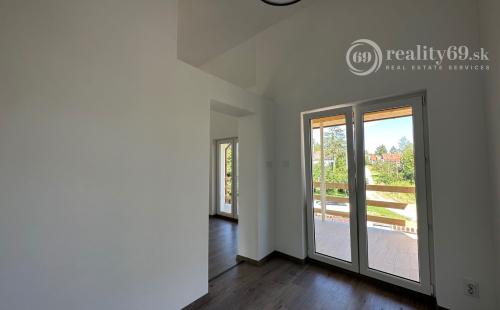 NOVÁ CENA - MAĎARSKO - JAZERO RAKACA - POSCHODOVÁ 3 IZBOVÁ CHATA, KUCHYŇA, PRI JAZERE S TERASOU.