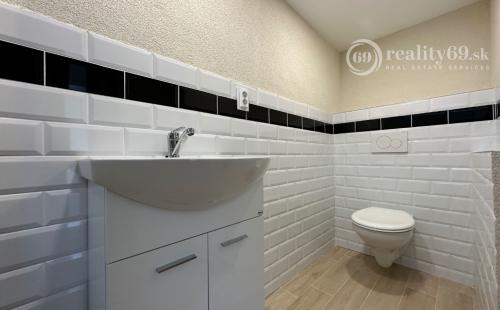 NOVÁ CENA - MAĎARSKO - JAZERO RAKACA - POSCHODOVÁ 3 IZBOVÁ CHATA, KUCHYŇA, PRI JAZERE S TERASOU.