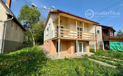 NOVÁ CENA - MAĎARSKO - JAZERO RAKACA - POSCHODOVÁ 3 IZBOVÁ CHATA, KUCHYŇA, PRI JAZERE S TERASOU.