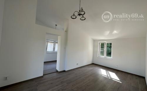 NOVÁ CENA - MAĎARSKO - JAZERO RAKACA - POSCHODOVÁ 3 IZBOVÁ CHATA, KUCHYŇA, PRI JAZERE S TERASOU.