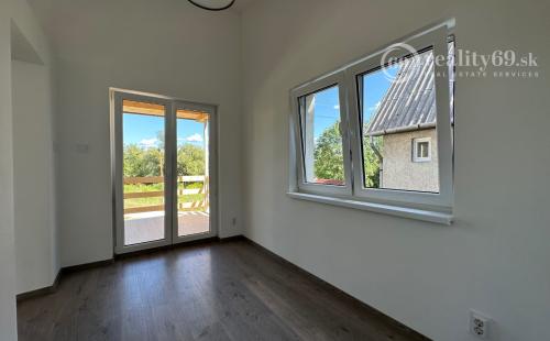 NOVÁ CENA - MAĎARSKO - JAZERO RAKACA - POSCHODOVÁ 3 IZBOVÁ CHATA, KUCHYŇA, PRI JAZERE S TERASOU.