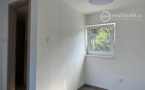 NOVÁ CENA - MAĎARSKO - JAZERO RAKACA - MUROVANÁ CHATA - PRI JAZERE S TERASOU.