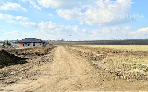 MAĎARSKO - ENCS STAVEBNÝ POZEMOK  1.000 M2, VŠETKY IS.