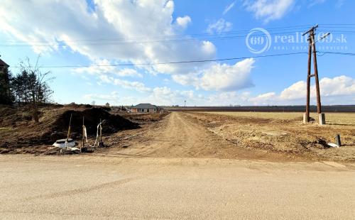 MAĎARSKO - ENCS STAVEBNÝ POZEMOK  1.000 M2, VŠETKY IS.