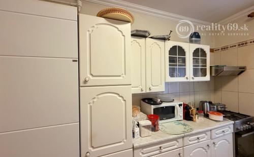 MAĎARSKO - ENCS - 3 IZBOVÝ RODINNÝ DOM S TERASOU, DVOJGARÁŽ, VÝBORNÝ STAV, S PEKNOU UDRŽIAVANOU ZÁHRADOU.