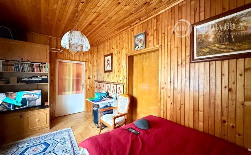 MAĎARSKO - ENCS - 3 IZBOVÝ RODINNÝ DOM S TERASOU, DVOJGARÁŽ, VÝBORNÝ STAV, S PEKNOU UDRŽIAVANOU ZÁHRADOU.