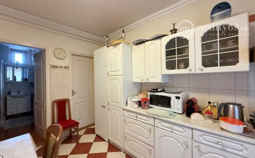 MAĎARSKO - ENCS - 3 IZBOVÝ RODINNÝ DOM S TERASOU, DVOJGARÁŽ, VÝBORNÝ STAV, S PEKNOU UDRŽIAVANOU ZÁHRADOU.