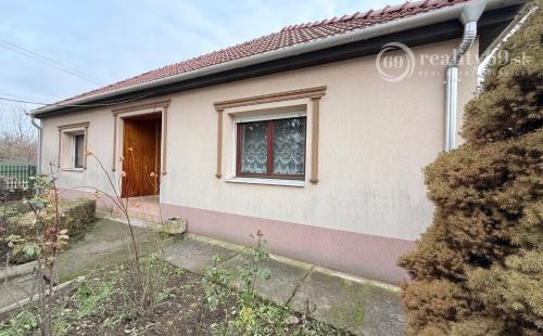 MAĎARSKO - ENCS - 3 IZBOVÝ RODINNÝ DOM S TERASOU, DVOJGARÁŽ, VÝBORNÝ STAV, S PEKNOU UDRŽIAVANOU ZÁHRADOU.