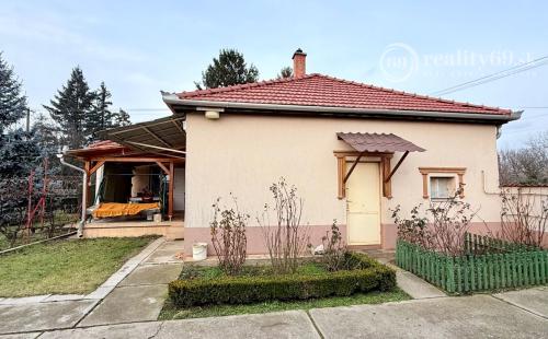 MAĎARSKO - ENCS - 3 IZBOVÝ RODINNÝ DOM S TERASOU, DVOJGARÁŽ, VÝBORNÝ STAV, S PEKNOU UDRŽIAVANOU ZÁHRADOU.