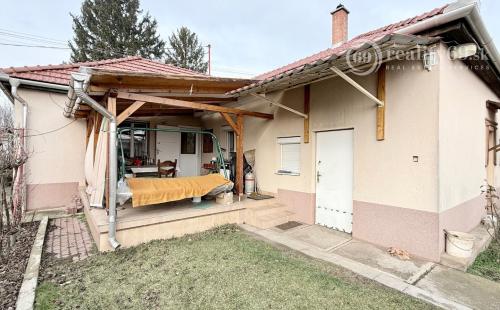 MAĎARSKO - ENCS - 3 IZBOVÝ RODINNÝ DOM S TERASOU, DVOJGARÁŽ, VÝBORNÝ STAV, S PEKNOU UDRŽIAVANOU ZÁHRADOU.