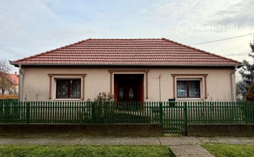 MAĎARSKO - ENCS - 3 IZBOVÝ RODINNÝ DOM S TERASOU, DVOJGARÁŽ, VÝBORNÝ STAV, S PEKNOU UDRŽIAVANOU ZÁHRADOU.