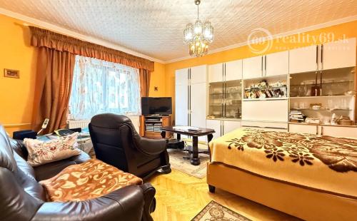 MAĎARSKO - ENCS - 3 IZBOVÝ RODINNÝ DOM S TERASOU, DVOJGARÁŽ, VÝBORNÝ STAV, S PEKNOU UDRŽIAVANOU ZÁHRADOU.