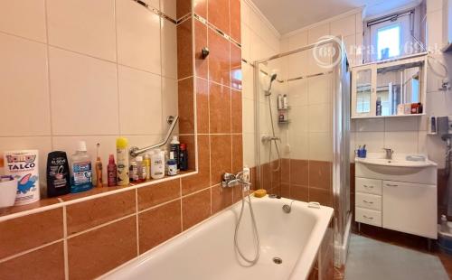 MAĎARSKO - ENCS - 3 IZBOVÝ RODINNÝ DOM S TERASOU, DVOJGARÁŽ, VÝBORNÝ STAV, S PEKNOU UDRŽIAVANOU ZÁHRADOU.