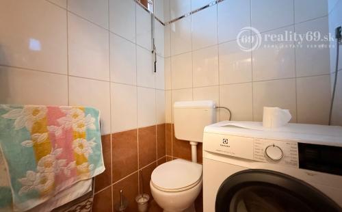 MAĎARSKO - ENCS - 3 IZBOVÝ RODINNÝ DOM S TERASOU, DVOJGARÁŽ, VÝBORNÝ STAV, S PEKNOU UDRŽIAVANOU ZÁHRADOU.