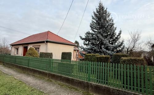 MAĎARSKO - ENCS - 3 IZBOVÝ RODINNÝ DOM S TERASOU, DVOJGARÁŽ, VÝBORNÝ STAV, S PEKNOU UDRŽIAVANOU ZÁHRADOU.