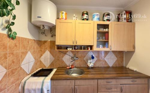 MAĎARSKO - JAZERO RAKACA - POSCHODOVÁ 3 IZBOVÁ CHATA PRI JAZERE S TERASOU.