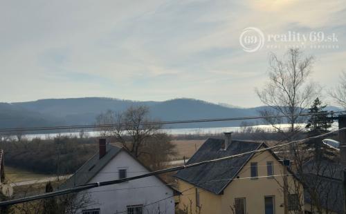 MAĎARSKO - JAZERO RAKACA - POSCHODOVÁ 3 IZBOVÁ CHATA PRI JAZERE S TERASOU.