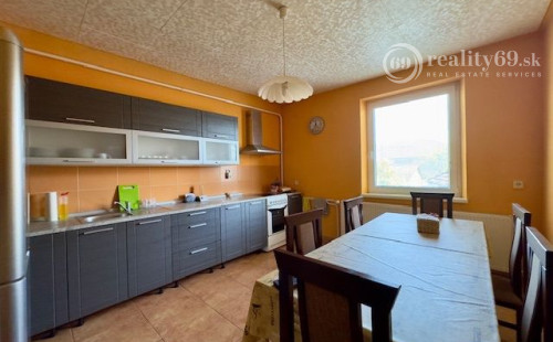 MAĎARSKO - PERKUPA 5 IZBOVÝ POSCHODOVÝ DOM PO REKONŠTRUKCII.