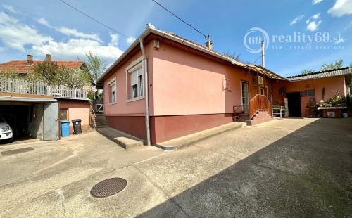 MAĎARSKO - SZENDRŐ ZREKONŠTRUOVANÝ 3 IZBOVÝ RD S PEKNÝM POZEMKOM.