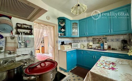 MAĎARSKO - SZENDRŐ ZREKONŠTRUOVANÝ 3 IZBOVÝ RD S PEKNÝM POZEMKOM.