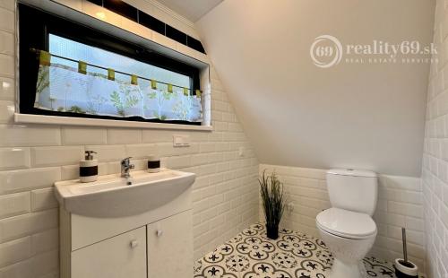 MAĎARSKO - JAZERO RAKACA - KOMPLETNE ZARIADENÁ MUROVANÁ POSCHODOVÁ CHATA PRI JAZERE S TERASOU.