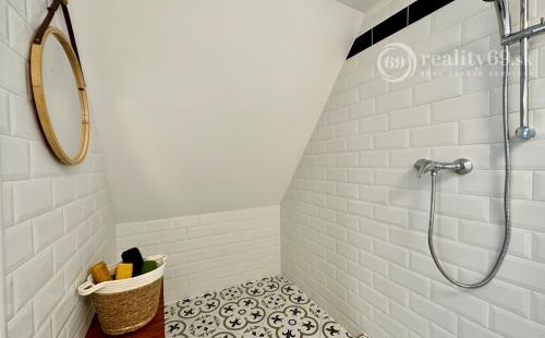 MAĎARSKO - JAZERO RAKACA - KOMPLETNE ZARIADENÁ MUROVANÁ POSCHODOVÁ CHATA PRI JAZERE S TERASOU.