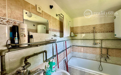 MAĎARSKO - TERESZTENYE  2 IZBOVÝ  RODINNÝ DOM S LETNOU KUCHYŇOU NA POZEMKU 2552 M2