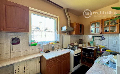 MAĎARSKO - MÉRA  5 IZBOVÝ POSCHODOVÝ RODINNÝ DOM S VEĽKÝM POZEMKOM 1080 M2.