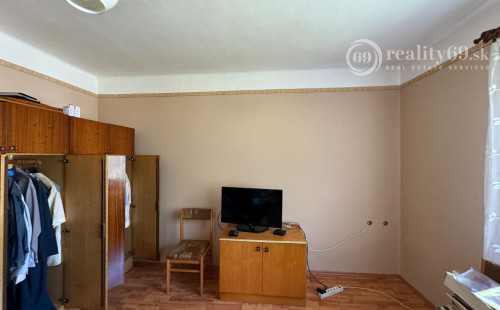 MAĎARSKO - MÉRA  5 IZBOVÝ POSCHODOVÝ RODINNÝ DOM S VEĽKÝM POZEMKOM 1080 M2.