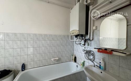 MAĎARSKO - FORRÓ / ENCS - ABÚJDEVECSER  - 5 IZBOVÝ DVOJDOM IHNEĎ OBÝVATEĽNÝ