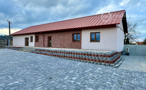 MAĎARSKO - HIDASNÉMETI - NOVOSTAVBA 4 IZBOVÝ RD 161 M2, TERASA 105 M2, PIVNICA, POZEMOK 1039 M2.