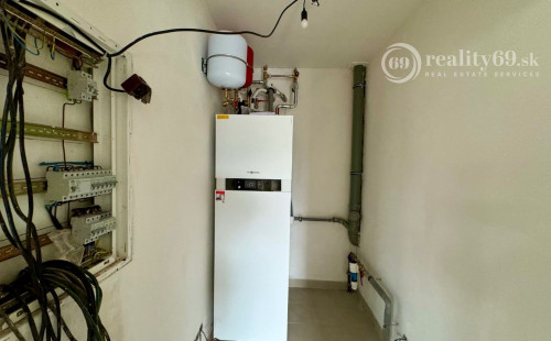 MAĎARSKO - HIDASNÉMETI - NOVOSTAVBA 4 IZBOVÝ RD 161 M2, TERASA 105 M2, PIVNICA, POZEMOK 1039 M2.