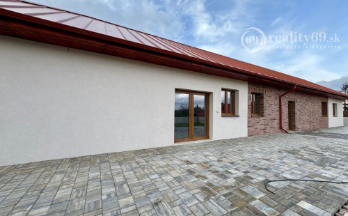 MAĎARSKO - HIDASNÉMETI - NOVOSTAVBA 4 IZBOVÝ RD 161 M2, TERASA 105 M2, PIVNICA, POZEMOK 1039 M2.