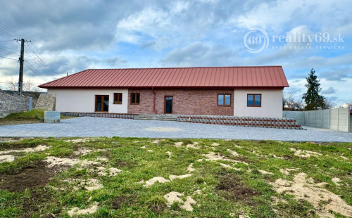 MAĎARSKO - HIDASNÉMETI - NOVOSTAVBA 4 IZBOVÝ RD 161 M2, TERASA 105 M2, PIVNICA, POZEMOK 1039 M2.