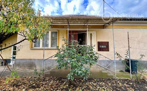 MAĎARSKO - ENCS PEKNÝ TROJIZBOVÝ DOM  S ROZLOHOU 80 M2 A PEKNÝM POZEMKOM