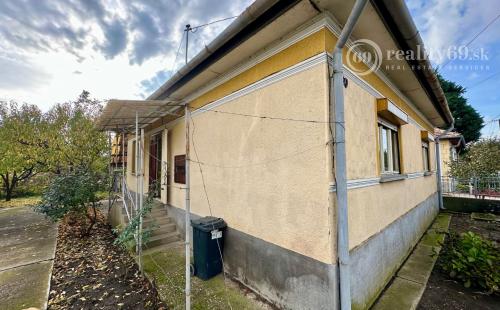 MAĎARSKO - ENCS PEKNÝ TROJIZBOVÝ DOM  S ROZLOHOU 80 M2 A PEKNÝM POZEMKOM