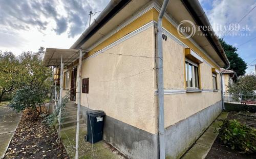 MAĎARSKO - ENCS PEKNÝ TROJIZBOVÝ DOM  S ROZLOHOU 80 M2 A PEKNÝM POZEMKOM