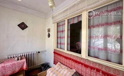 MAĎARSKO - ENCS PEKNÝ TROJIZBOVÝ DOM  S ROZLOHOU 80 M2 A PEKNÝM POZEMKOM