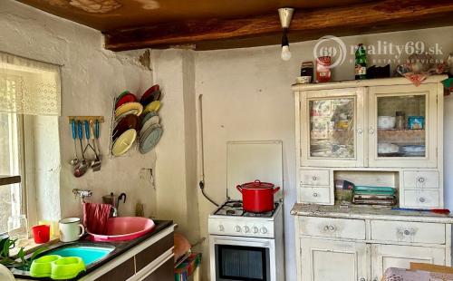 MAĎARSKO - ENCS PEKNÝ TROJIZBOVÝ DOM  S ROZLOHOU 80 M2 A PEKNÝM POZEMKOM