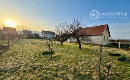 MAĎARSKO - GONC STAVEBNÝ POZEMOK 852 M2, IS NA HRANICI POZEMKU.