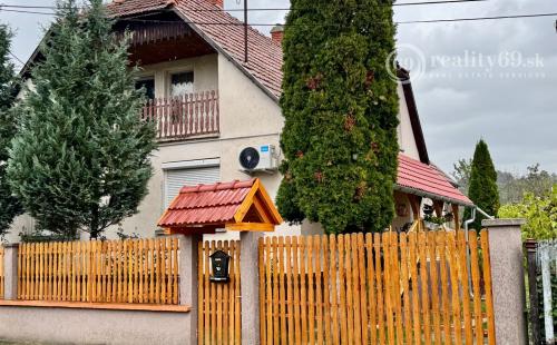 MAĎARSKO - MÁRTONYI - PEKNÝ 4 IZBOVÝ RD V KRÁSNEJ LOKALITE BLÍZKO JAZERA RAKACA.