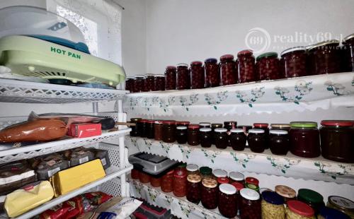 MAĎARSKO - MÁRTONYI - PEKNÝ 4 IZBOVÝ RD V KRÁSNEJ LOKALITE BLÍZKO JAZERA RAKACA.