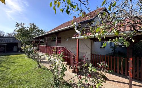 MAĎARSKO - SZENDRO  4 IZBOVÝ RODINNÝ DOM NA KĽUDNOM MIESTE