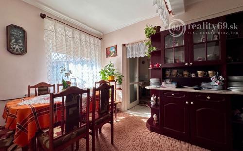 MAĎARSKO - SZENDRO  4 IZBOVÝ RODINNÝ DOM NA KĽUDNOM MIESTE