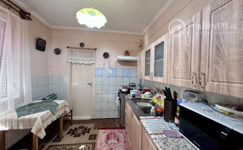 MAĎARSKO - SZENDRO  4 IZBOVÝ RODINNÝ DOM NA KĽUDNOM MIESTE